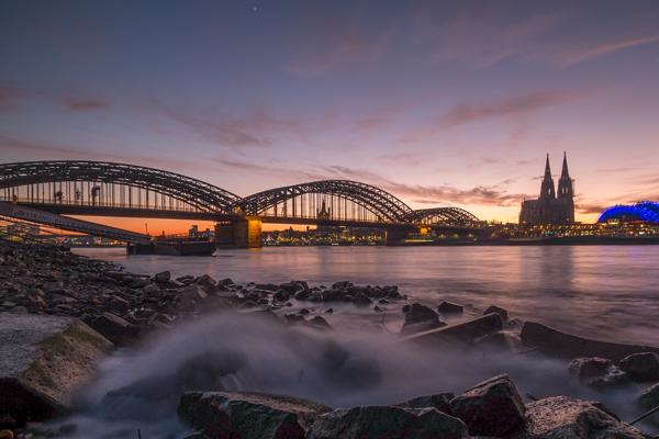 "Rheinufer mit Blick auf den Koelner Dom" (2017)